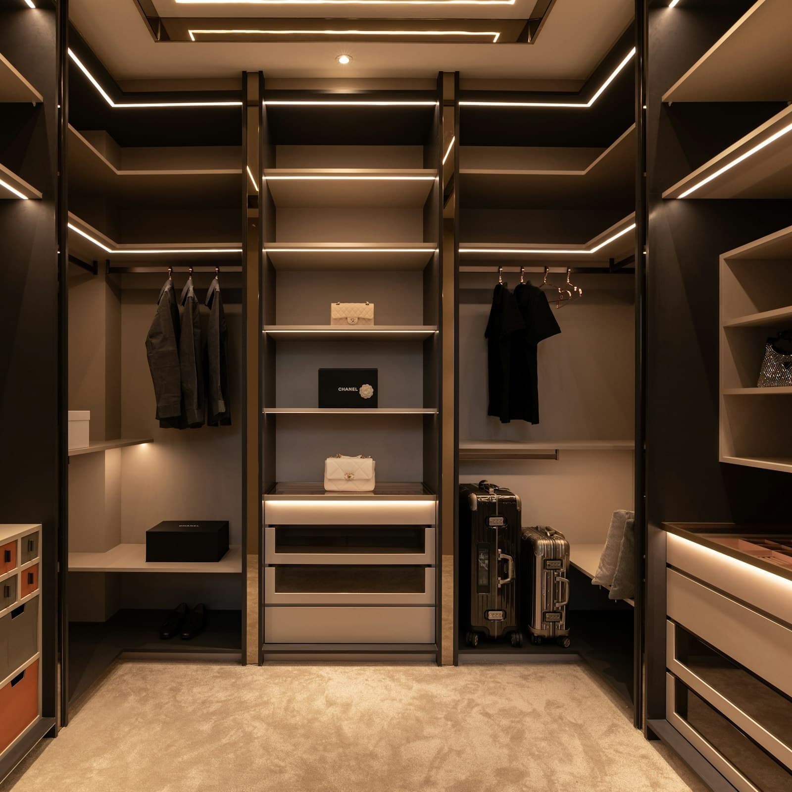 Closet planejado sob medida com iluminação embutida