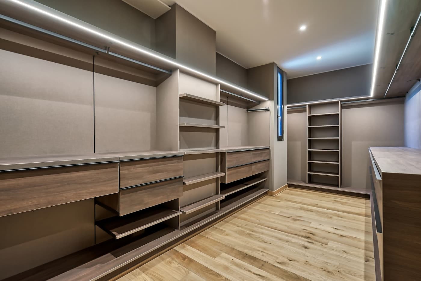 Closet planejado aberto com módulos em madeira e gaveteiros