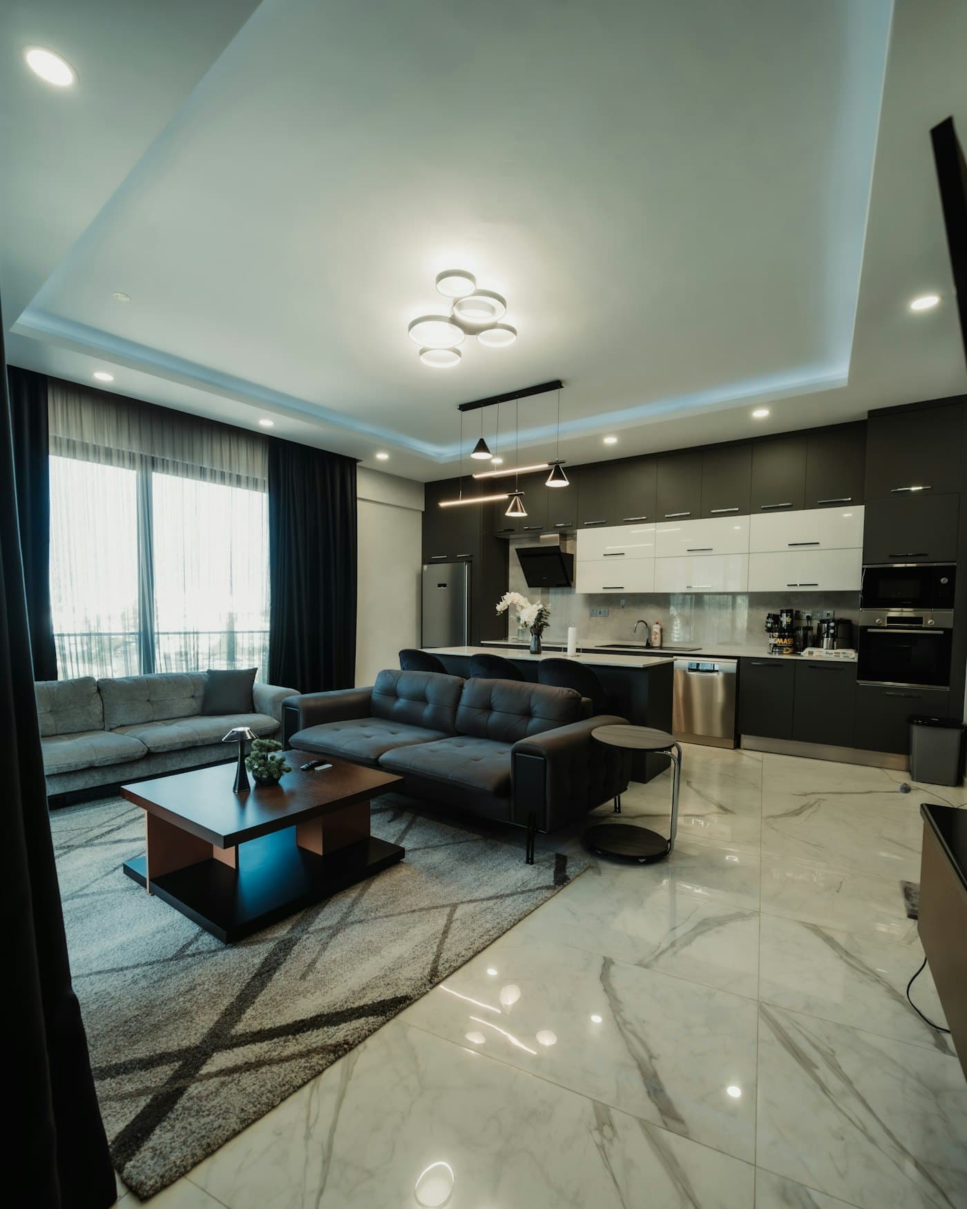 Sala de jantar com painel de madeira planejado e iluminação indireta